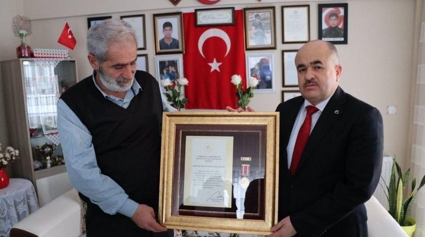 Şehit Babasına Devlet &Ouml;v&uuml;n&ccedil; Madalyası Ve Beratı Verildi
