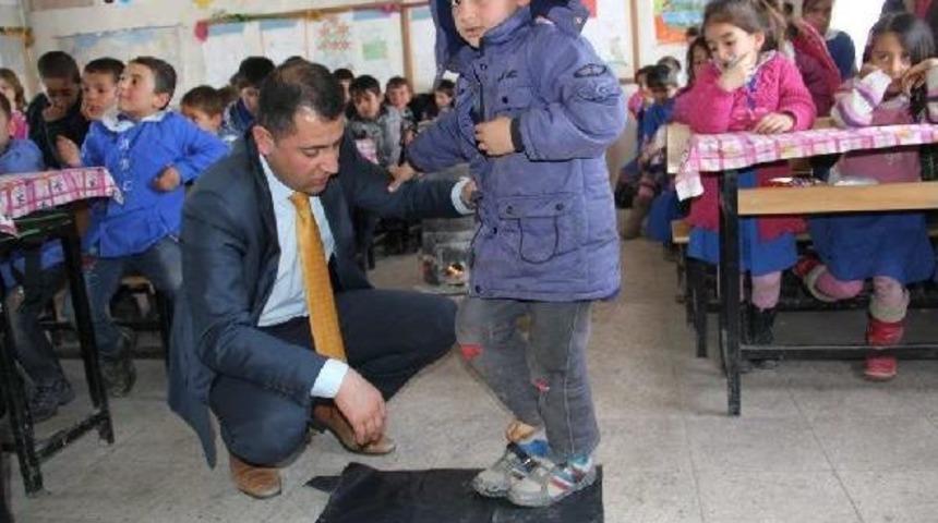 İran Sınırındaki &Ouml;ğrencileri Sevindiren Yardım