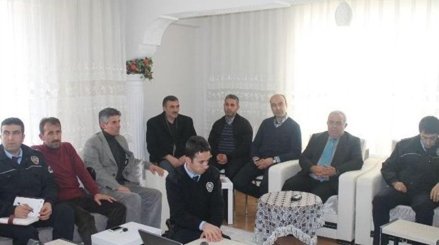 Akdağmadeni Emniyetten Muhtarlara Sinevizyonlu Dolandırıcılık Semineri