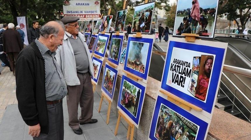 Arakan&rsquo;daki Katliamı Fotoğraf Sergisi İle G&ouml;sterdiler