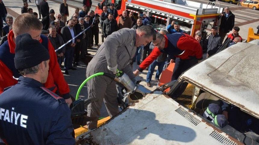 Belediyeden Trafik Kazası Kurtarma Tatbikatı