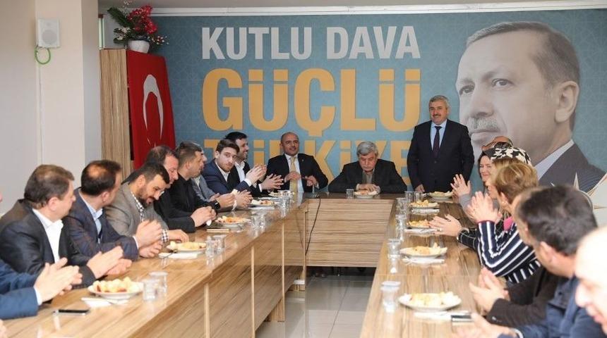 Başkanlardan, Ak Parti İl&ccedil;e Teşkilatını Ziyaret