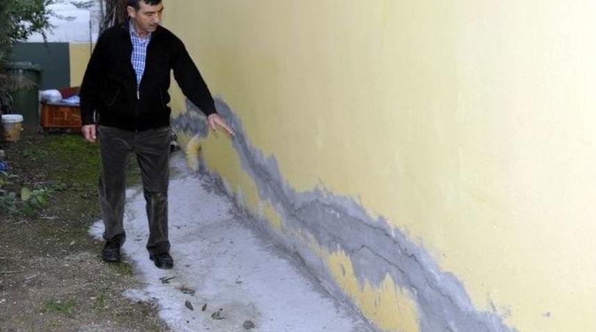 (&ouml;zel Haber) Yalova&rsquo;da Toprak Kayması Evlerin Duvarını &Ccedil;atlattı