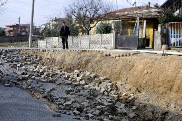 (&ouml;zel Haber) Yalova&rsquo;da Toprak Kayması Evlerin Duvarını &Ccedil;atlattı 1