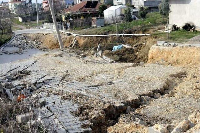 (&ouml;zel Haber) Yalova&rsquo;da Toprak Kayması Evlerin Duvarını &Ccedil;atlattı 3