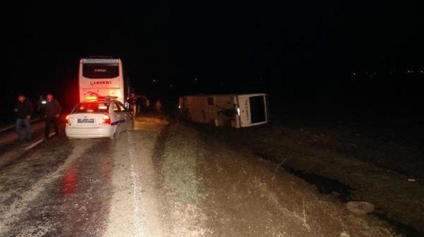 Lastiği Patlayan Iş&ccedil;i Servisi Devrildi: 12 Yaralı