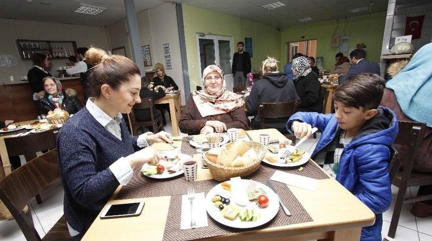 Beyaz Kalpler &Ouml;ğrencileri Aileriyle Buluştu