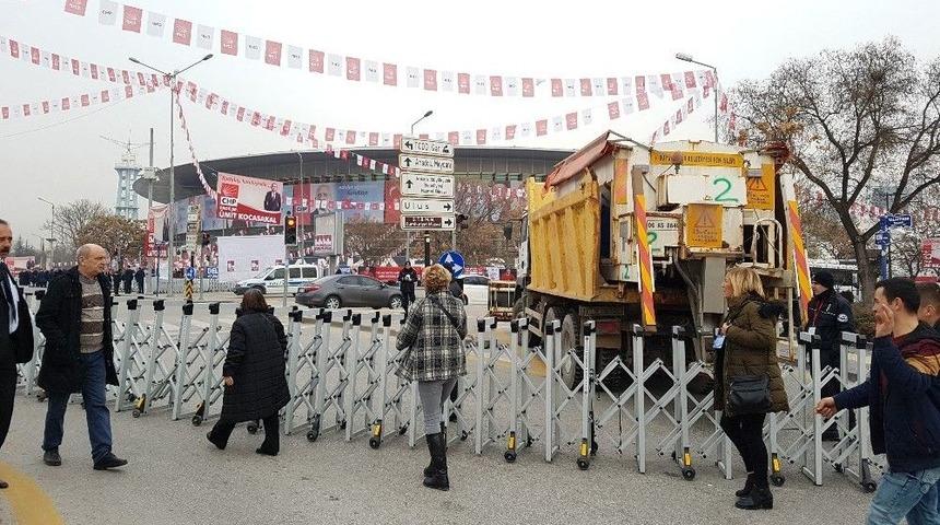 Chp Kurultayı Dışarıda Gergin, İ&ccedil;eride Coşkulu Başladı