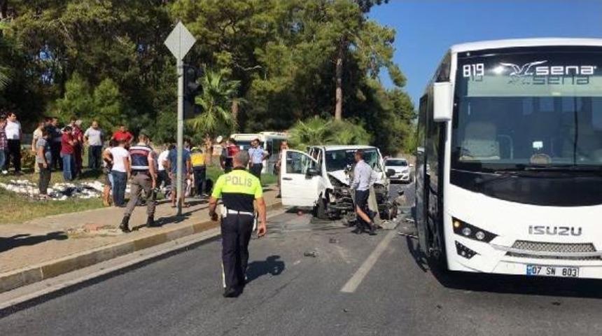 Tur Minibüsü Kaza Yaptı: 4 Yaralı