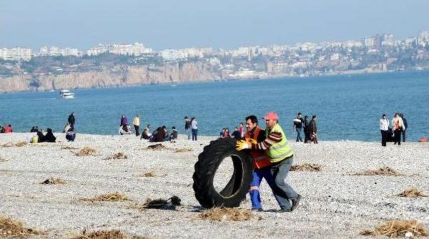 Fırtına Sonrasında Sahildeki Atıklar Temizleniyor