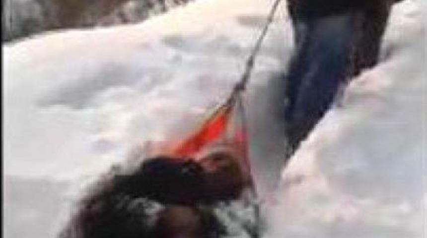 Karlı Yolda Kızağa D&ouml;n&uuml;şt&uuml;r&uuml;len Sedyeyle Hasta Taşındı