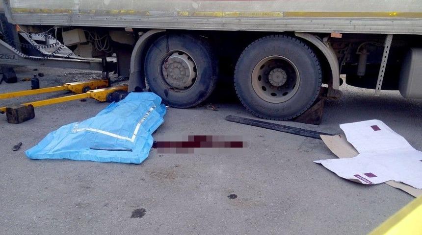 Tırın Dorsesi İle Lastiğin Arasına Sıkışan Iraklı Gen&ccedil; Feci Şekilde Can Verdi