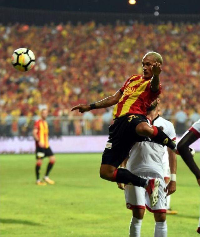 Göztepeli Futbolculardan Milli Takımlarına Çıkarma