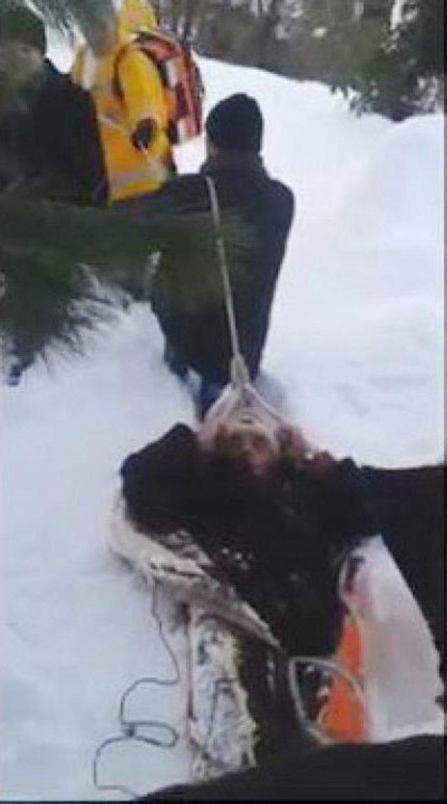 Karlı Yolda Kızağa Dönüştürülen Sedyeyle Hasta Taşındı 2