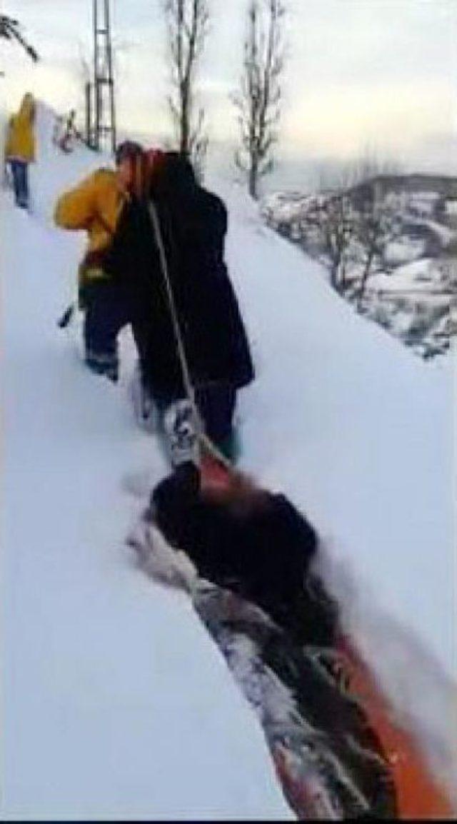 Karlı Yolda Kızağa Dönüştürülen Sedyeyle Hasta Taşındı 3