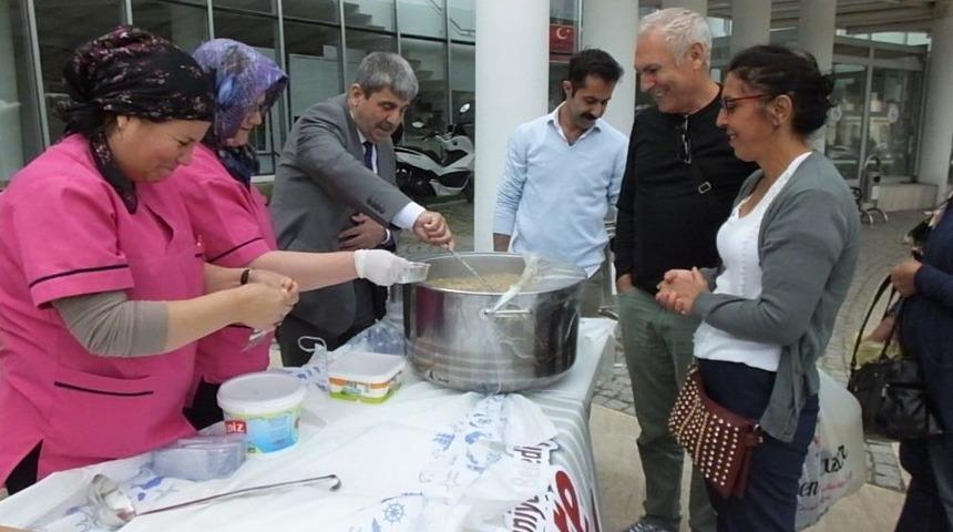 Burhaniye&rsquo;de Belediye Aşure Dağıttı