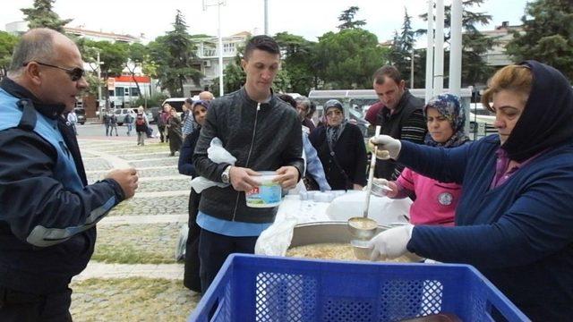 Burhaniye’de Belediye Aşure Dağıttı