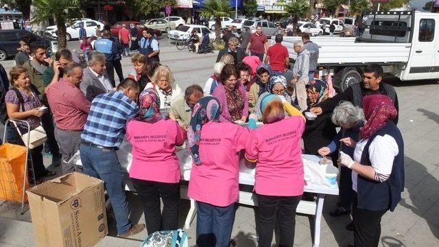 Burhaniye’de Belediye Aşure Dağıttı