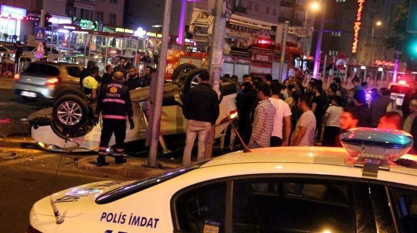 Takla Atan Aracı G&ouml;ren Meraklı Vatandaşlar Kaza Yerinde Toplandı