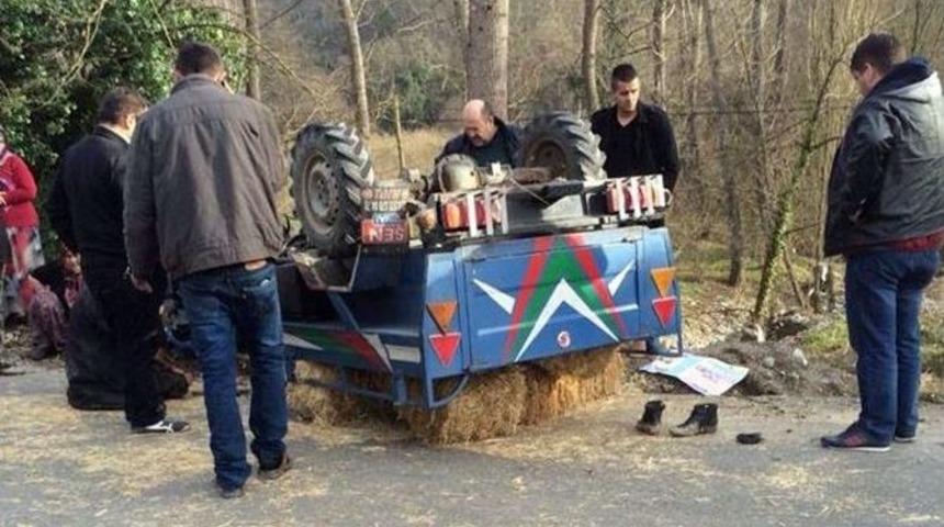 Kontrolden &Ccedil;ıkan Tarım Aracı Takla Attı: 5 Yaralı