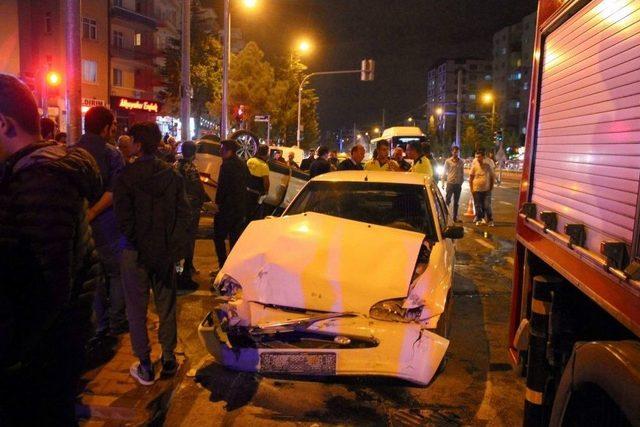 Takla Atan Aracı Gören Meraklı Vatandaşlar Kaza Yerinde Toplandı