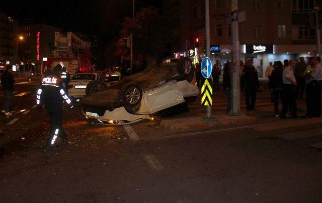 Takla Atan Aracı Gören Meraklı Vatandaşlar Kaza Yerinde Toplandı