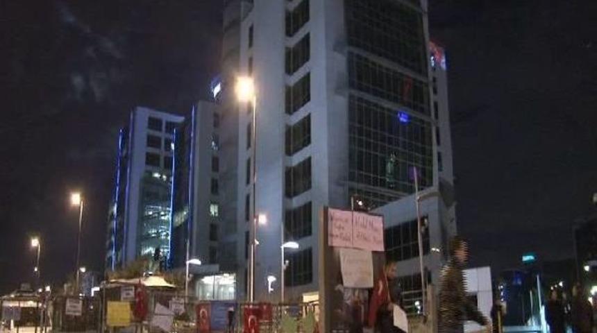 Bank Asya Genel M&uuml;d&uuml;rl&uuml;ğ&uuml; &Ouml;n&uuml;nde Polis &Ouml;nlemi S&uuml;r&uuml;yor