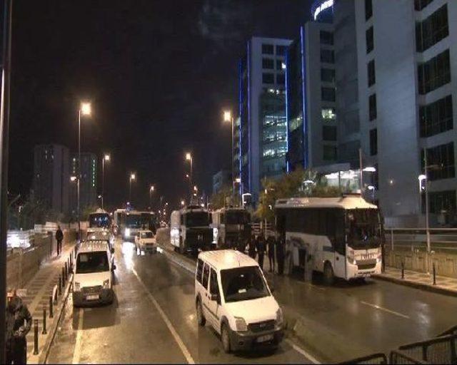 Bank Asya Genel Müdürlüğü Önünde Polis Önlemi Sürüyor