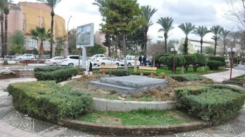 Kuşadası&rsquo;na Mahmut Esat Bozkurt Heykeli