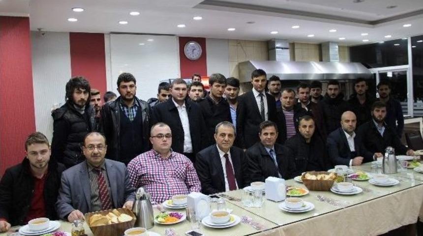 Başkan Sağıroğlu Yemekte Gen&ccedil;lerle Buluştu