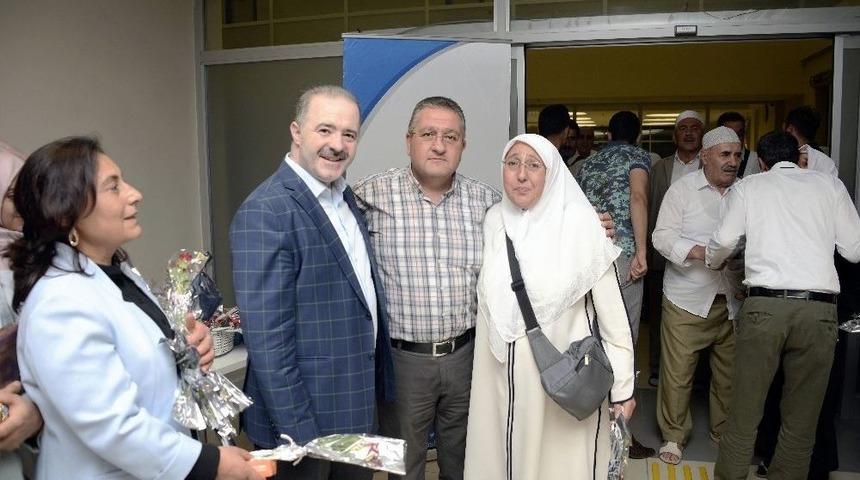 Başkan &Ouml;zg&ouml;k&ccedil;e, Hacıları G&uuml;llerle Karşıladı