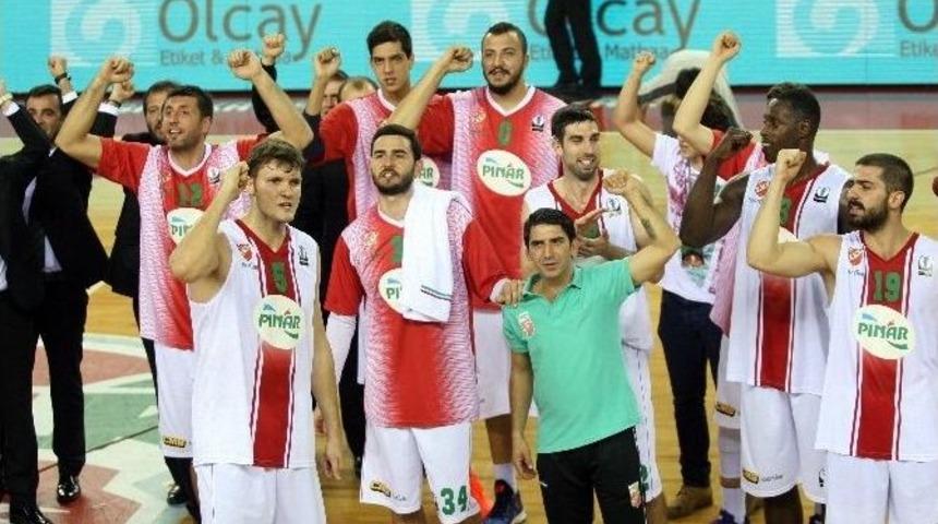 Pınar Karşıyaka Zirveyi Sevdi