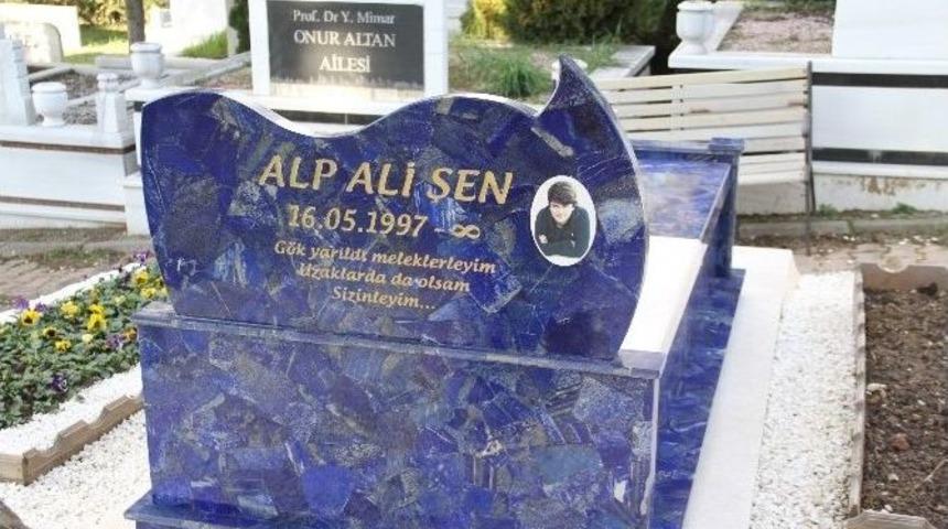(&ouml;zel Haber) Ali Şen&rsquo;in Torununun Mezar Taşı G&ouml;renleri Duygulandırdı