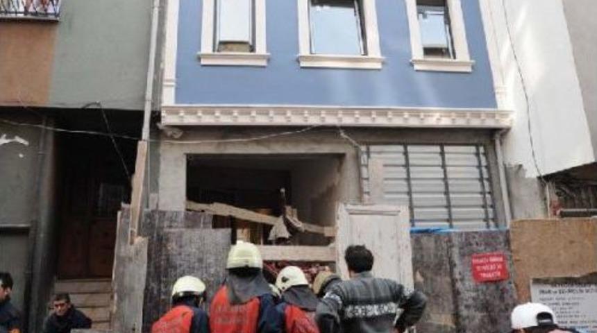 Beyoğlu'nda Toprak Altında Kalan Iş&ccedil;i Kurtarıldı (2)