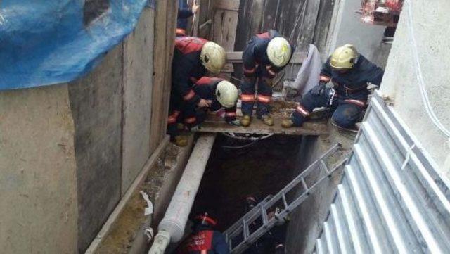 Beyoğlu'nda Toprak Altında Kalan Işçi Kurtarıldı (2)