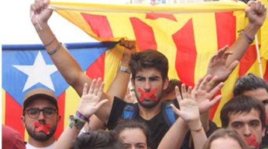 İspanya&rsquo;Da Binlerce Insan "sessizce" Y&uuml;r&uuml;yor