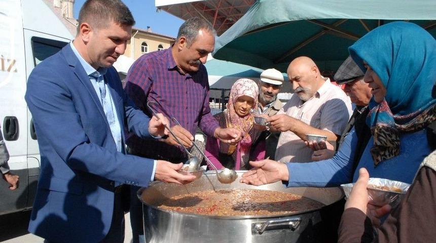 Burdur Belediyesinden Aşure Dağıtımı