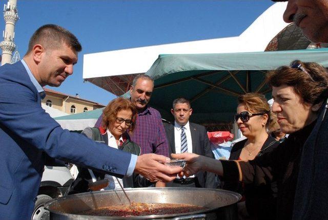 Burdur Belediyesinden Aşure Dağıtımı