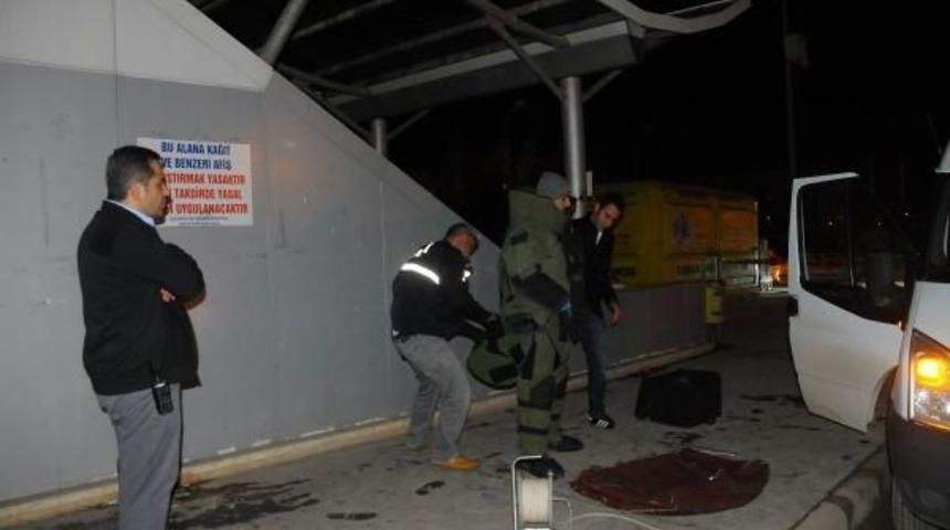 Gaziantep'te, Bomba Ş&uuml;phesiyle Patlatılan &Ccedil;antadan Kıyafet &Ccedil;ıktı