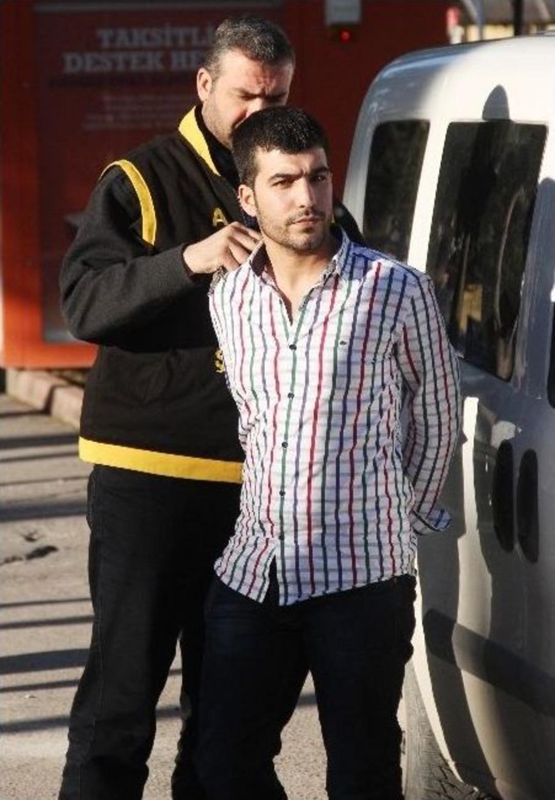 Polis, Yaşlı Adama &Ccedil;arpıp Ka&ccedil;an S&uuml;r&uuml;c&uuml;ye Aracının Depo Kapağından Ulaştı