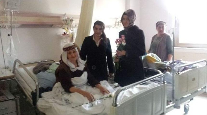 Kahtalı &Ouml;ğrenciler Hastalara Karanfil Dağıttı