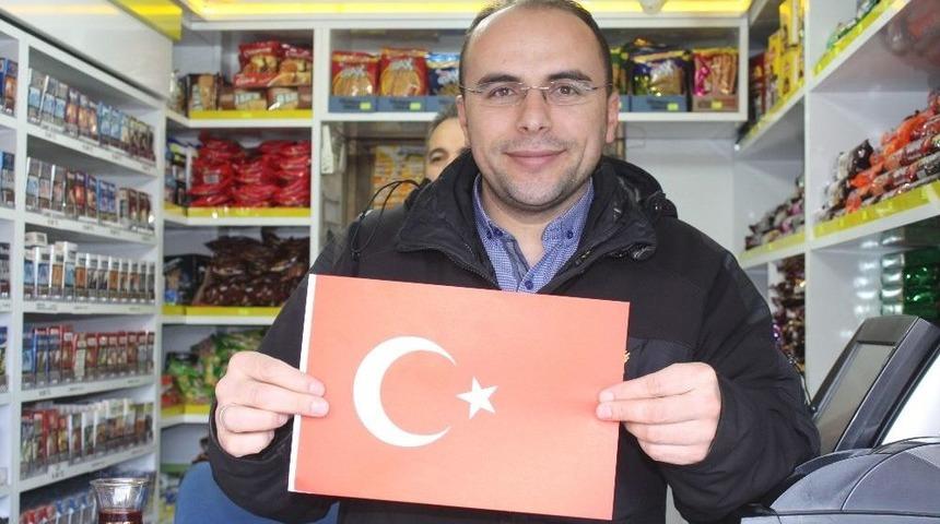 Mhp Tokat&rsquo;ta Esnafa 2 Bin &lsquo;t&uuml;rk Bayrağı&rsquo; Dağıttı