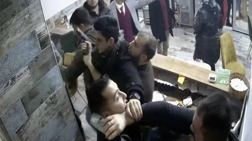 İlgi İsteyen Polis Garsonu Tokatladı, İşletmeciye Silah Doğrulttu
