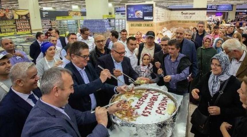 Carrefoursa M&uuml;şterilerine Aşure Dağıttı