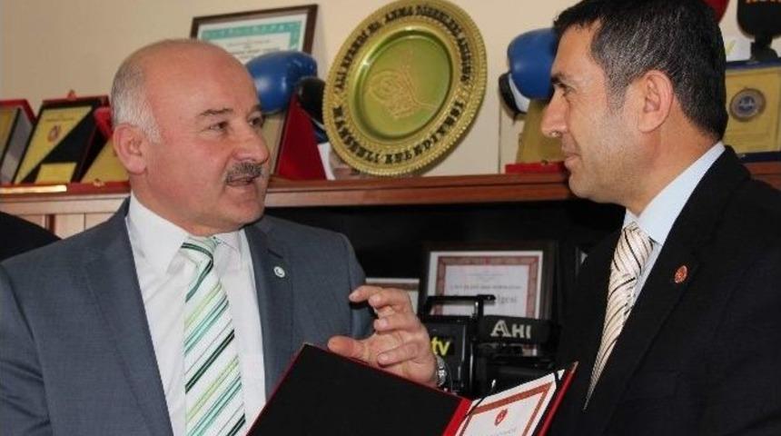 Temad Kırşehir Şubesinden Ahi Tv Genel M&uuml;d&uuml;r&uuml; Acer&rsquo;e &Ouml;d&uuml;l