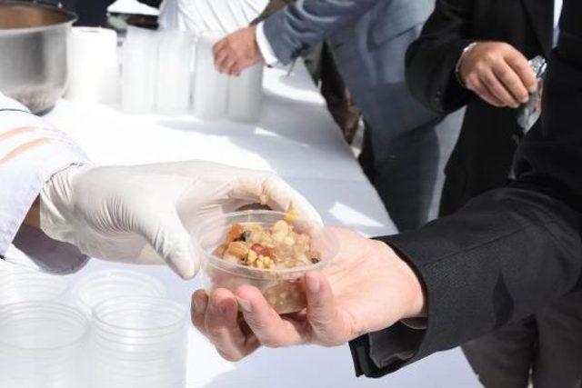 Cumhurbaşkanlığı nca Selimiye Camii nde Aşure Dağıtıldı 2