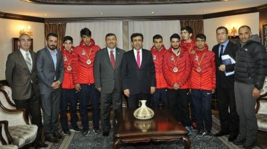 Darıca Kupayı Vali G&uuml;zeloğlu Na G&ouml;t&uuml;rd&uuml;