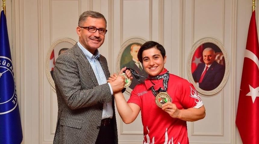 Başkan Hilmi T&uuml;rkmen&rsquo;den D&uuml;nya Şampiyonu&rsquo;na &Ouml;d&uuml;l