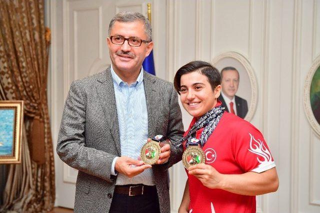 Başkan Hilmi Türkmen’den Dünya Şampiyonu’na Ödül 1