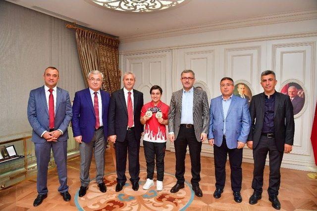 Başkan Hilmi Türkmen’den Dünya Şampiyonu’na Ödül 2